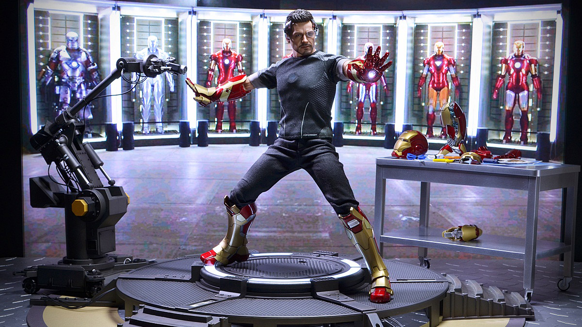 Tony Stark Armor Testing Version met Hall of Armors
