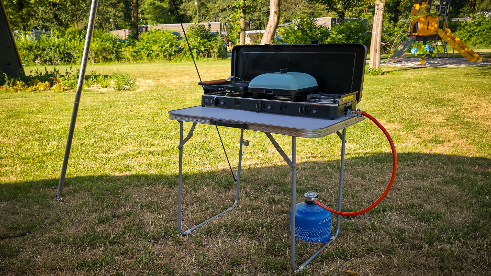 Cadac 3 Cook Turbo FFD met Campingaz R904 gasfles middels de Cadac CG drukregelaar met overflow en quick realease koppeling