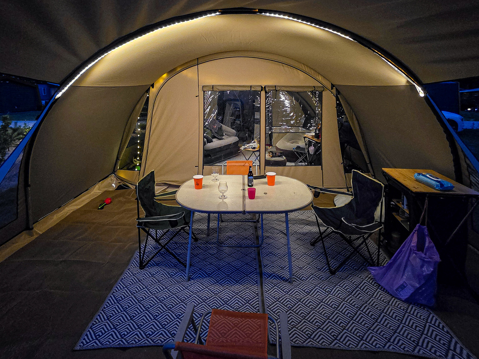 Safaritex-gronddoek met matten onder de tentluifel en SabreLink-verlichting