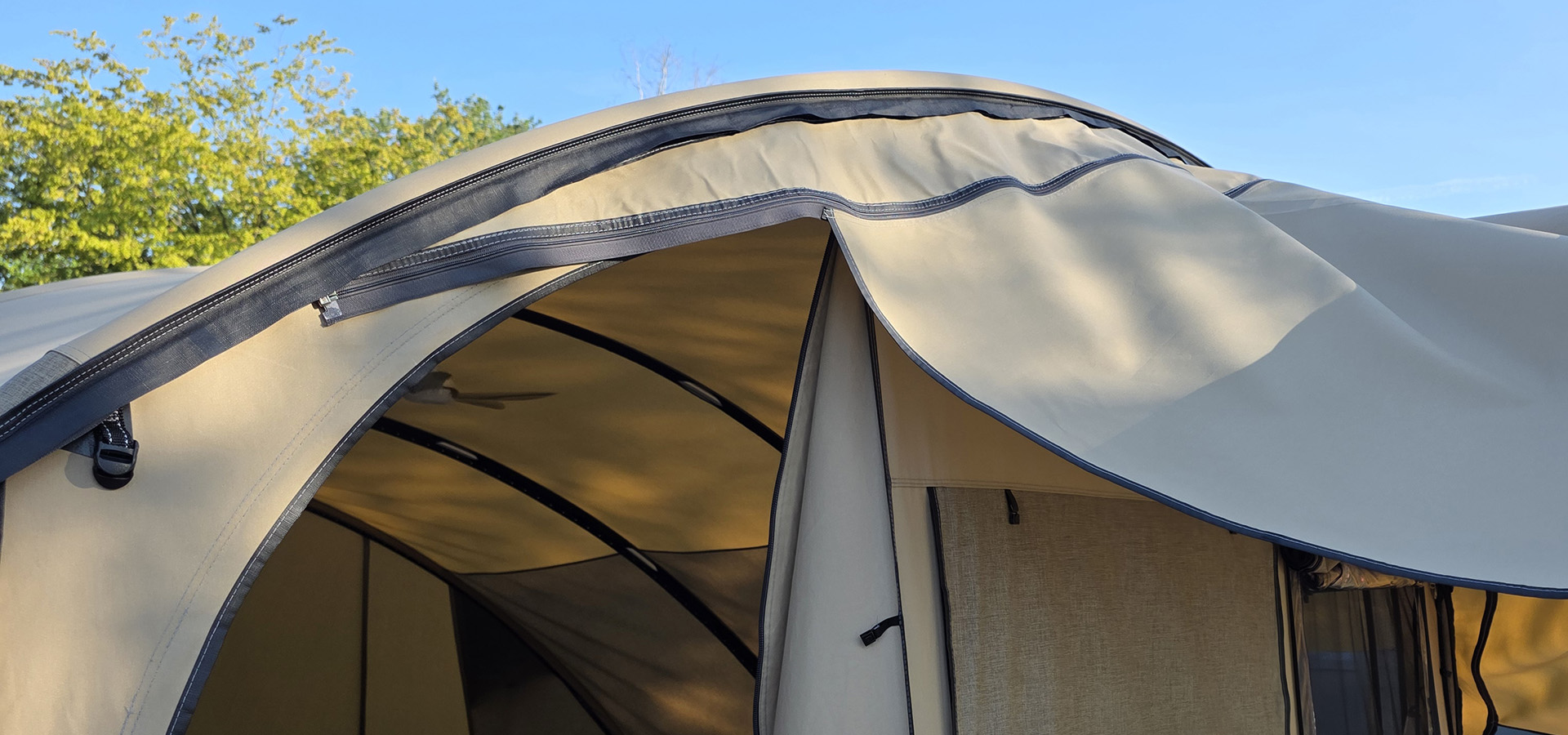 Detail van de Falco koppelkit met scheef geplaatste rits