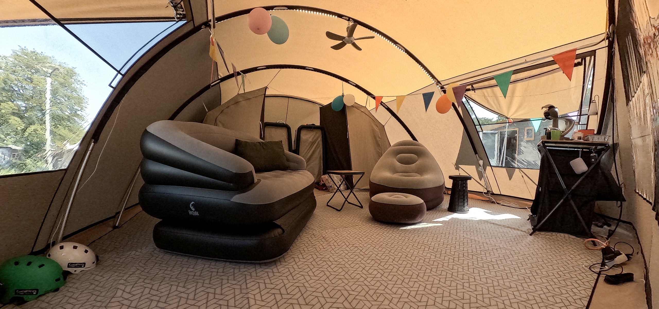 Interieur van de Falco Havik 4600 met twee slaapcabines, campingkasten, bank, loungestoel en koffiecorner