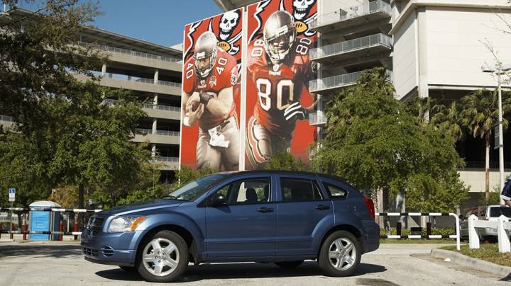 M'n auto met op de achtergrond het stadion Tampa Bay Buccaneers