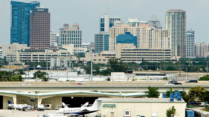 Fort Lauderdale skyline vanaf de parkeer garage van het vliegveld